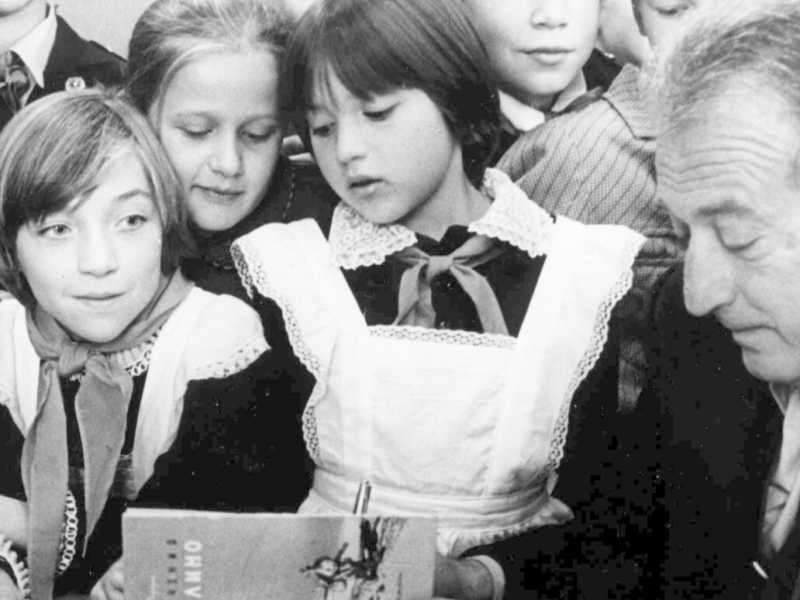 Gianni Rodari in viaggio in Urss nel 1979 (foto LaPresse)