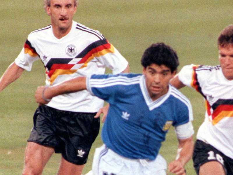 Diego Armando Maradona in azione contro la Germania durante la finale del Mondiale (LaPresse)