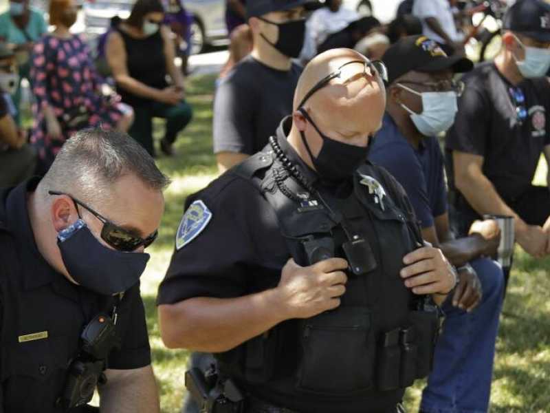 Poliziotti di Fairfield, California, inginocchiati durante la cerimonia &ldquo;Taking a knee for Justice and Prayer&rdquo; il 3 giugno scorso (Ben Margot LaPresse/AP)