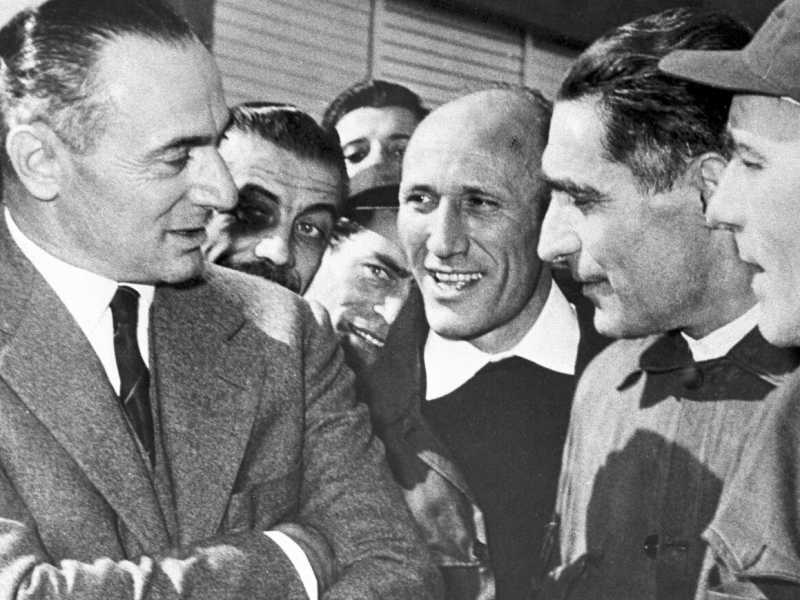 Enrico Mattei con alcuni operai, negli anni 50 (foto LaPresse)
