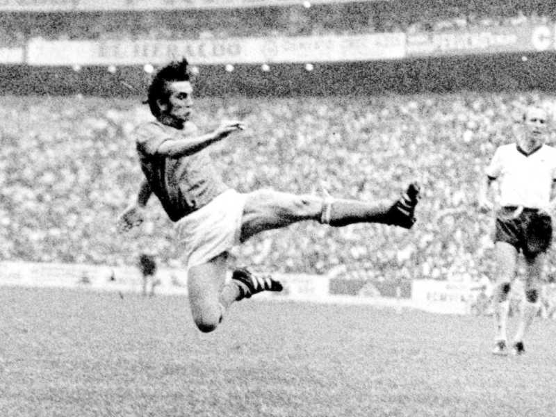 Roberto Boninsegna in azione allo stadio Azteca (foto LaPresse)