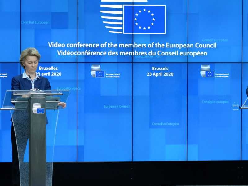 Il presidente del Consiglio europeo Charles Michel, a destra, e il presidente della Commissione Ursula von der Leyen  dopo la videoconferenza dei leader dell'Unione europea (LaPresse)