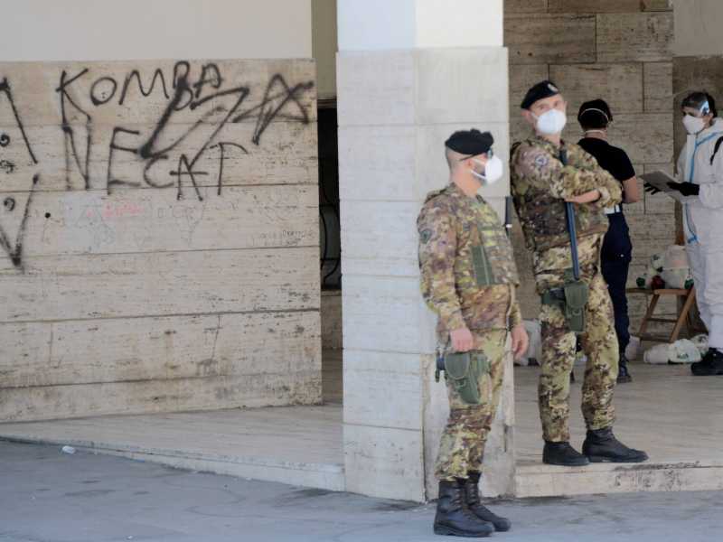 L'esercito schierato a Modragone (foto LaPresse)