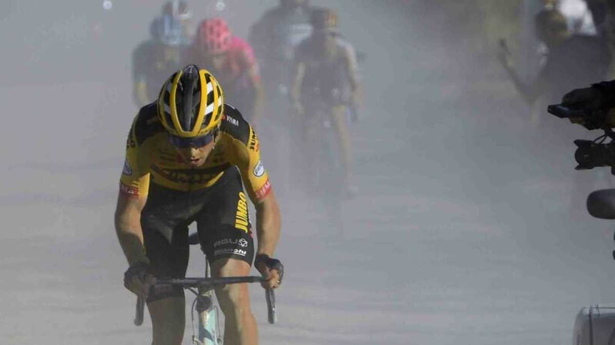Immagine di Wout Van Aert fa il Curzio Malaparte alla Strade Bianche