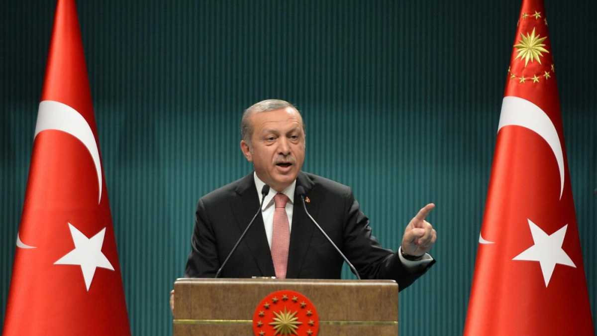Immagine di Erdogan minaccia un referendum sull'adesione all'Ue e attacca Schulz: "Non sei nessuno"