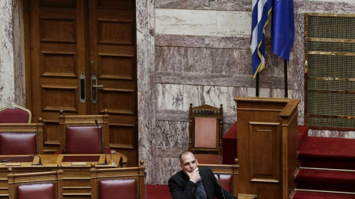 Immagine di Grecia alla deriva, l'enciclica del Papa e una vita da pokerista. Di cosa parlare stasera a cena