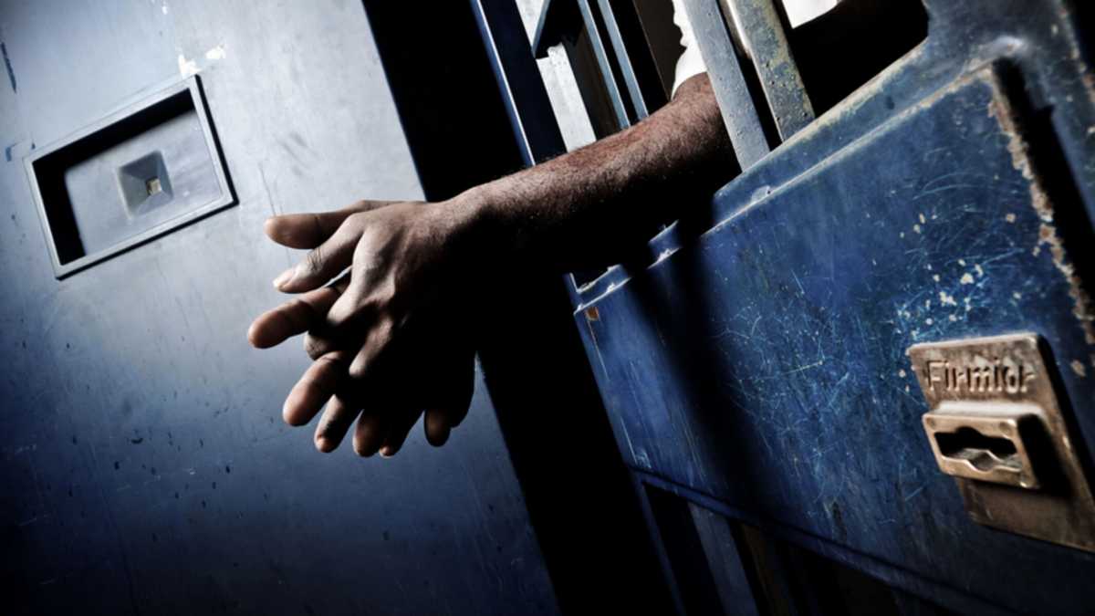Immagine di Abolire il carcere, sfigurata caricatura di un monastero senza libertà