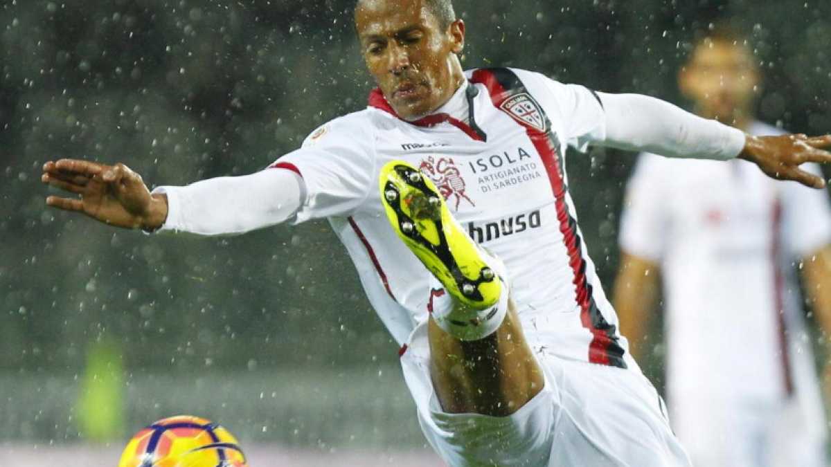 Immagine di L'ospitalità della difesa del Cagliari e l'Higuain bocciato. Il sabato nel pallone