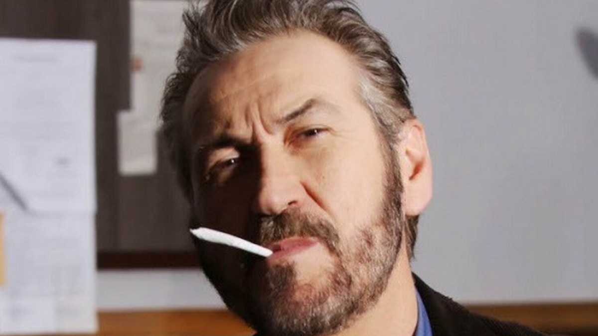 Immagine di Chi vuole censurare il Commissario Schiavone che mena, fuma e piace