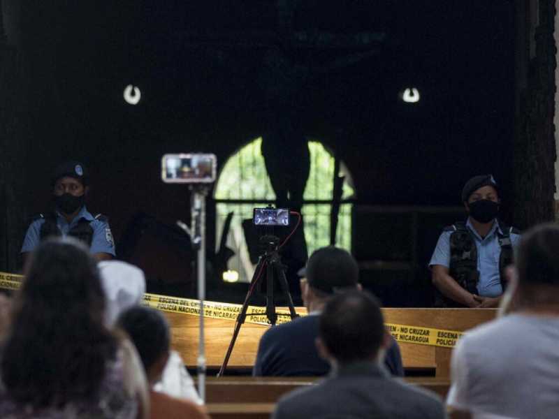 Fedeli pregano nella cattedrale di Managua dopo l'incendio (foto Ansa)