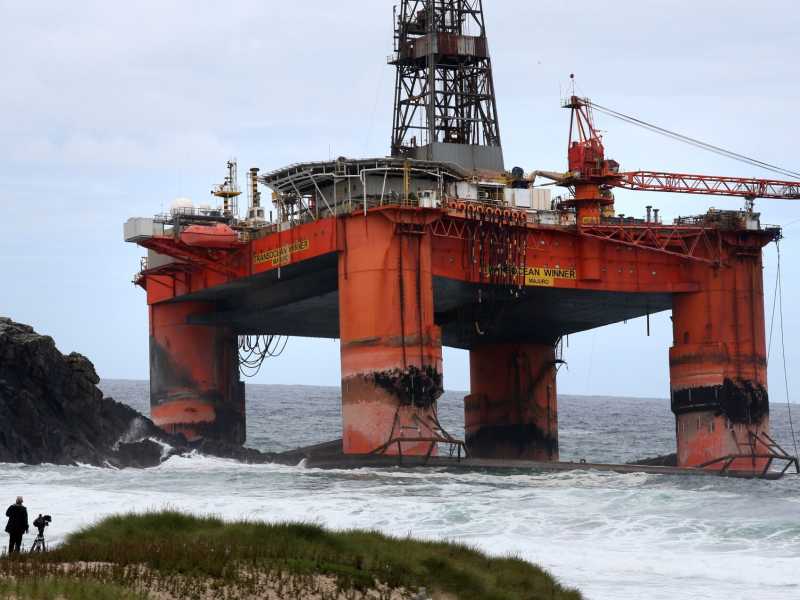 Una piattaforma estrattiva di petrolio (foto LaPresse)