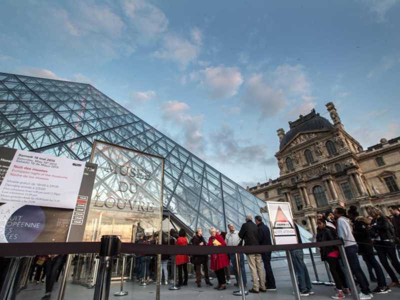 Il Louvre di Parigi (foto LaPresse)