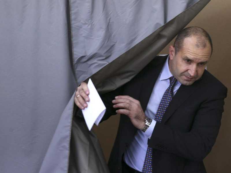il nuovo presidente bulgaro Rumen Radev alle urne (foto LaPresse)