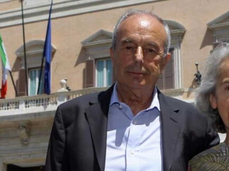 Beppino Englaro e Mina Welby davanti alla Camera dei Deputati  (LaPresse)