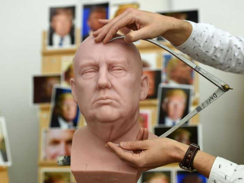 La lavorazione della statua di cera del nuovo presidente americano Donald Trump per il Madame Tussauds Museum (foto LaPresse)