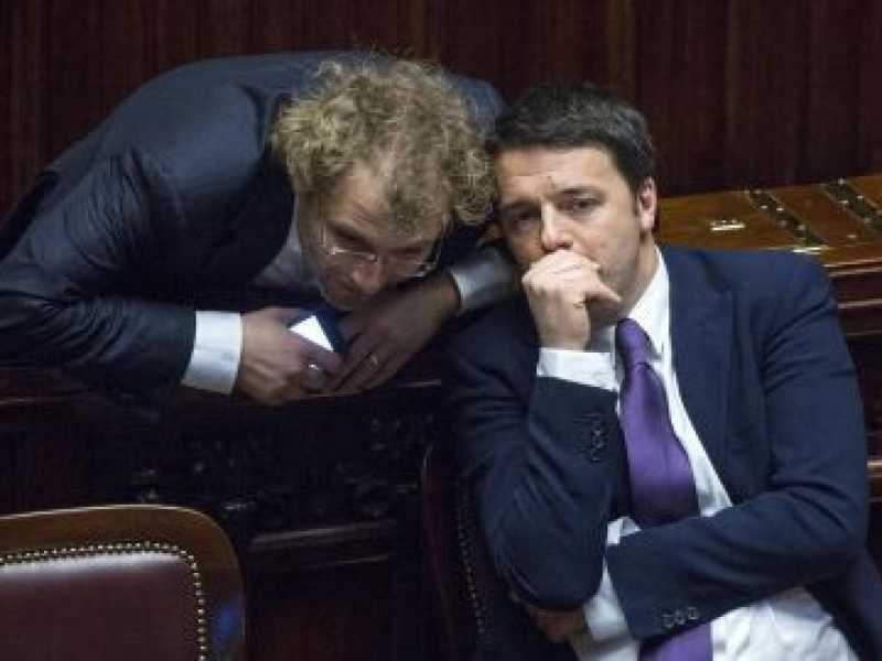 Matteo Renzi, presidente del Consiglio e segretario del Pd, accanto a Luca Lotti, sottosegretario alla presidenza del Consiglio, ex responsabile organizzazione del Partito democratico (foto LaPresse)