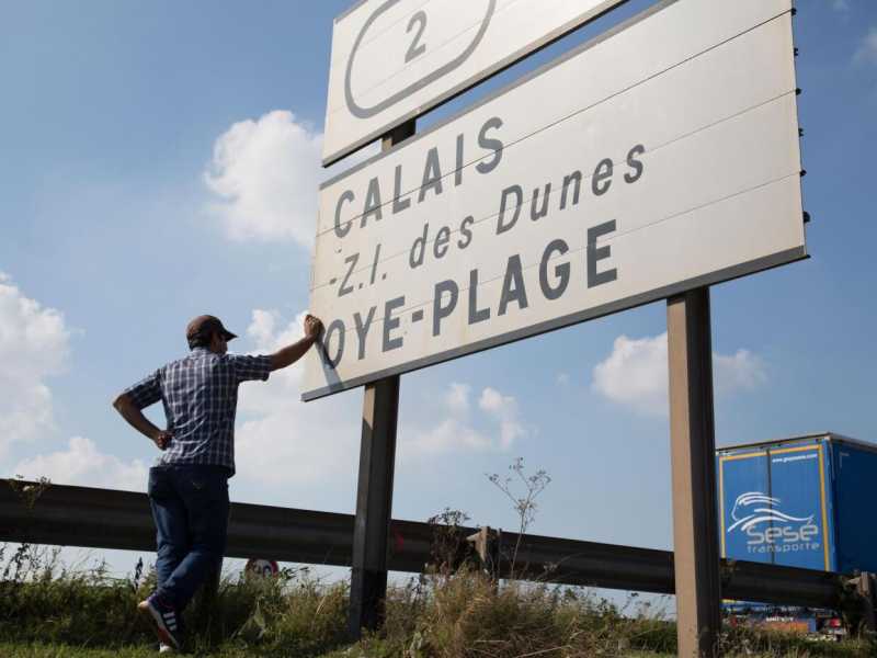 Calais, costruzione del muro anti migranti lungo l'autostrada (foto LaPresse)