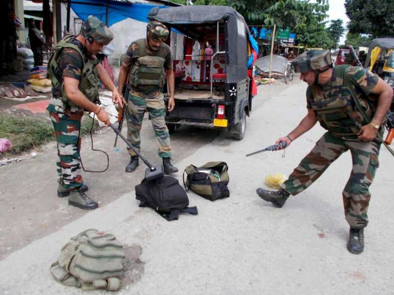 Militari indiani sul luogo dell'attacco (foto LaPresse)