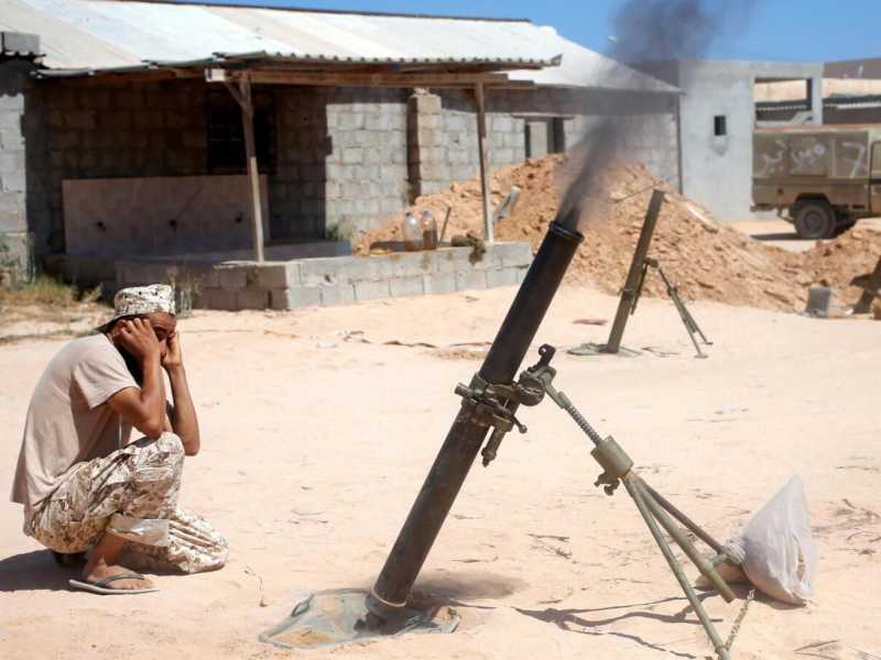Un soldato libico durante un'offensiva contro lo Stato islamico (foto LaPresse)