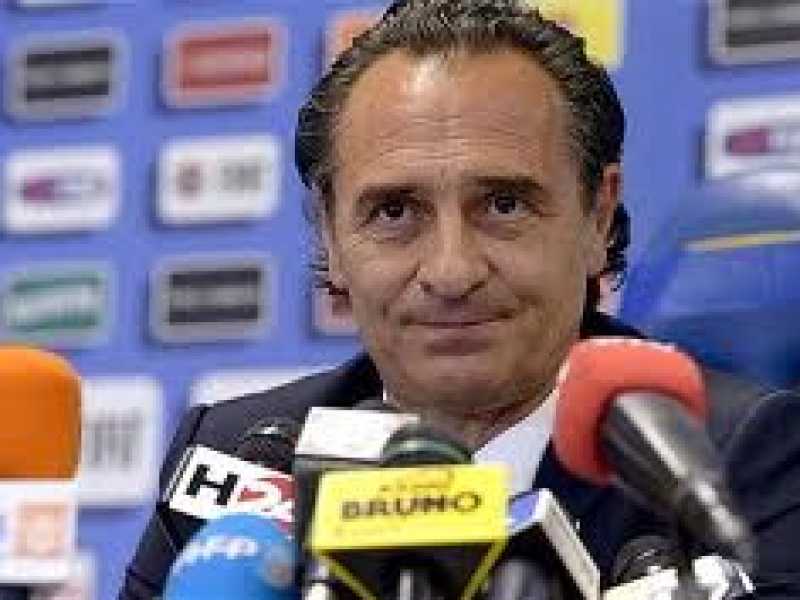 Applausi ai secondi. E Prandelli parla di "paese vecchio"