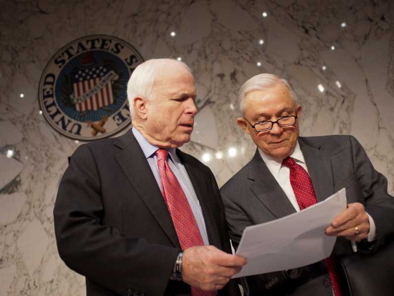 Jeff Sessions con John McCain (foto LaPresse)