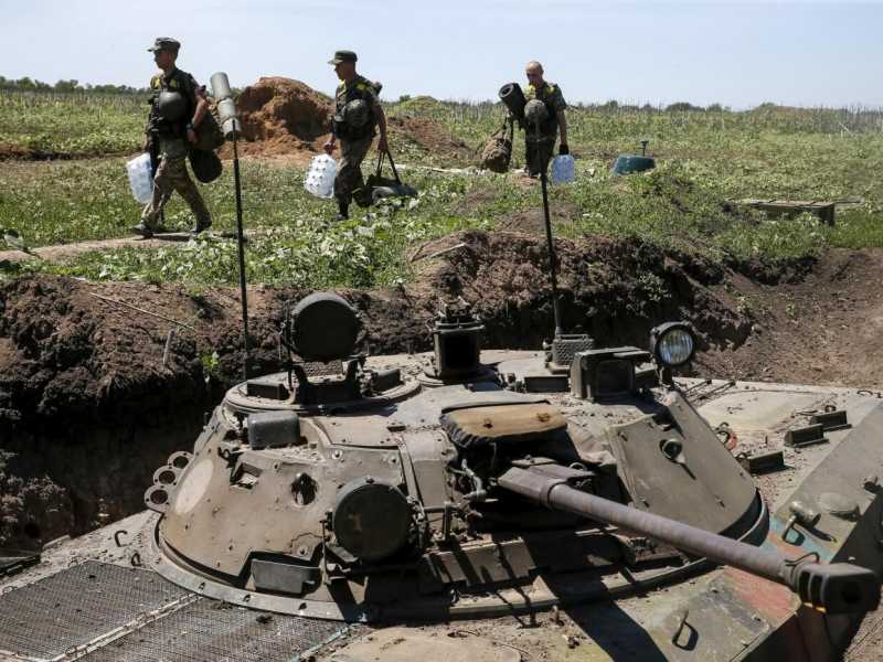 Militarti ucraini avanzano nei pressi di Maryinka, nella regione orientale del paese (foto LaPresse)