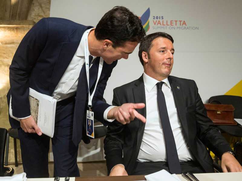 Sandro Gozi con Matteo Renzi (foto LaPresse)