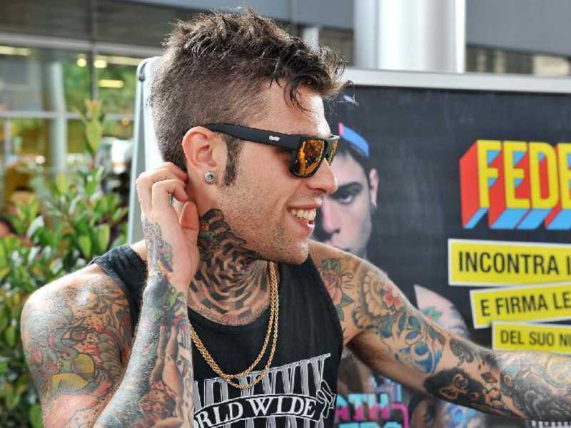 Fiori, volti femminili, fulmini, un disegno circolare simile a una ragnatela sul collo, un Cristo sotto l’ombelico: sono solo alcuni dei tatuaggi del rapper milanese Fedez