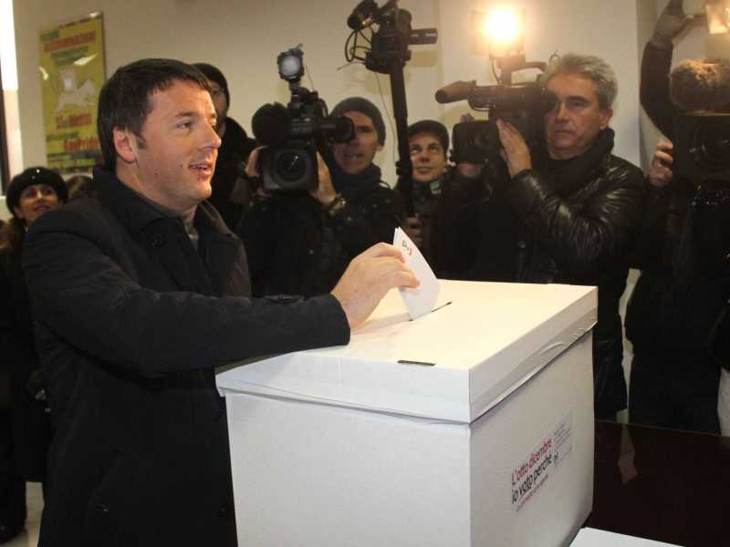 Matteo Renzi al voto durante le primarie del Pd del 2013 (foto LaPresse)