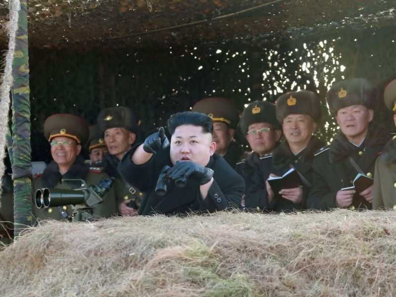 Nord Corea, Kim Jong Un assiste ad esercitazione dell'esercito (foto LaPresse)