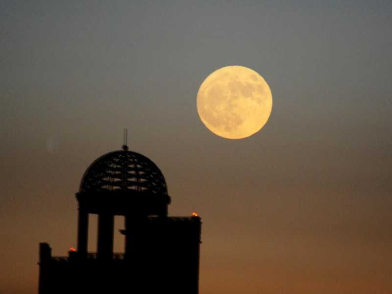 La "superluna" sopra Dalian, citt&agrave; cinese (foto LaPresse)