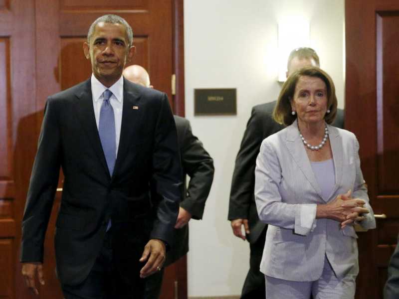 Barack Obama con Nancy Pelosi (foto LaPresse)