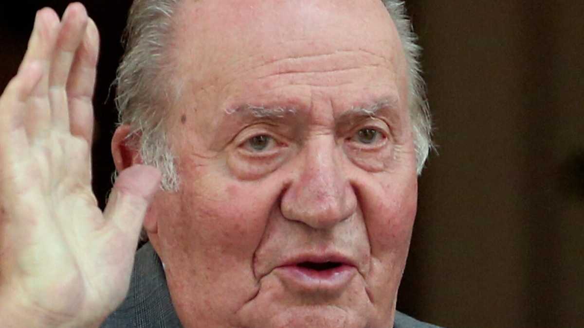 Immagine di L'ex re Juan Carlos lascia la Spagna, inseguito dai suoi scandali