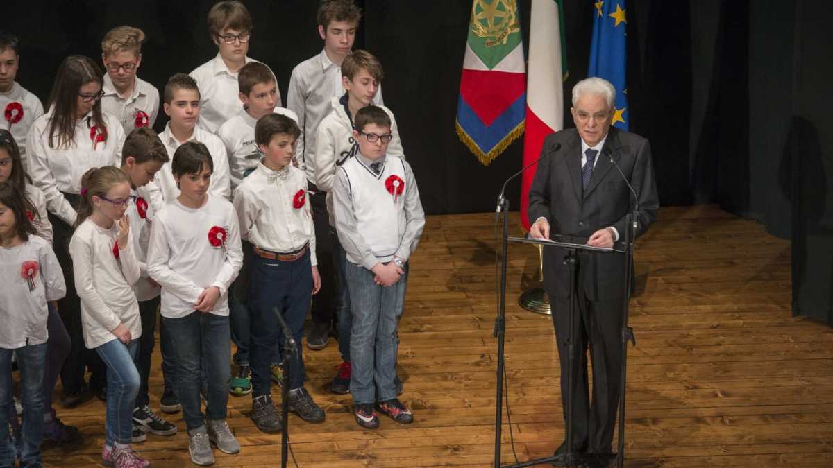 Immagine di Zitto zitto, Mattarella difende il governo
