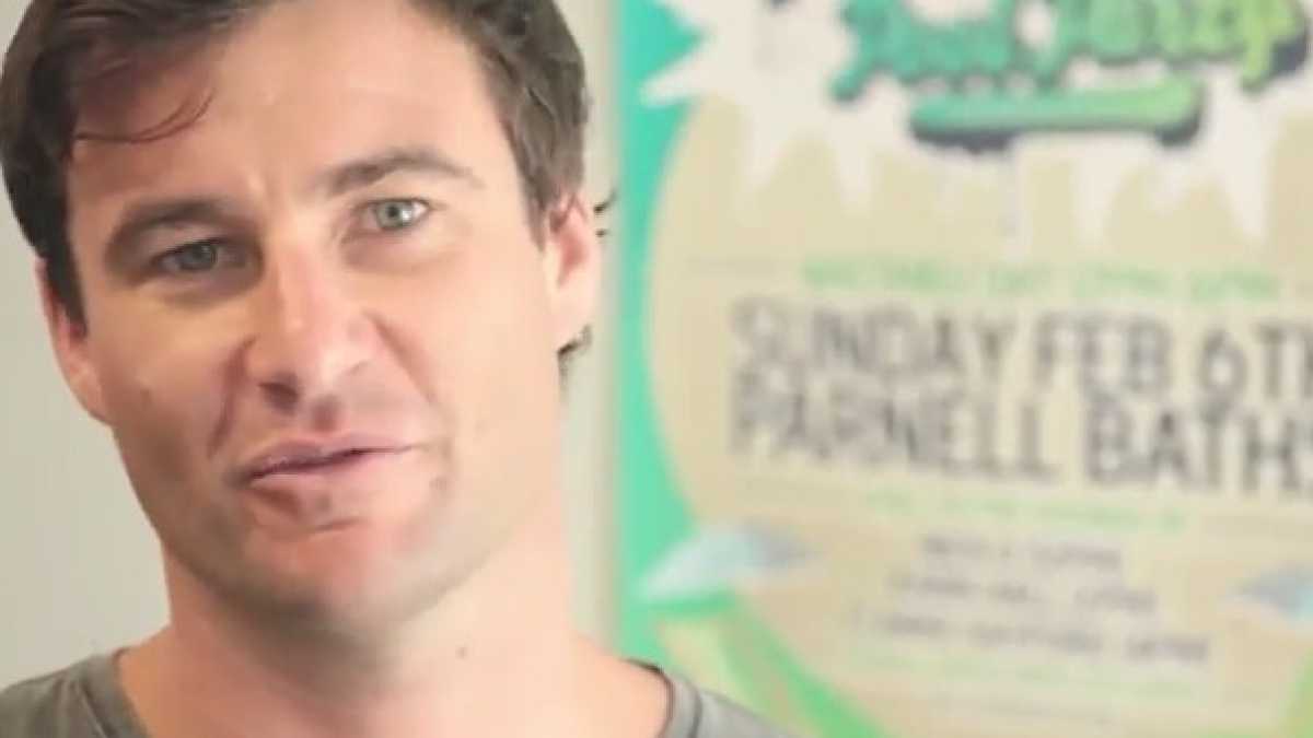 Immagine di Clarke Gayford dimostra il destino del maschio, sempre un passo indietro