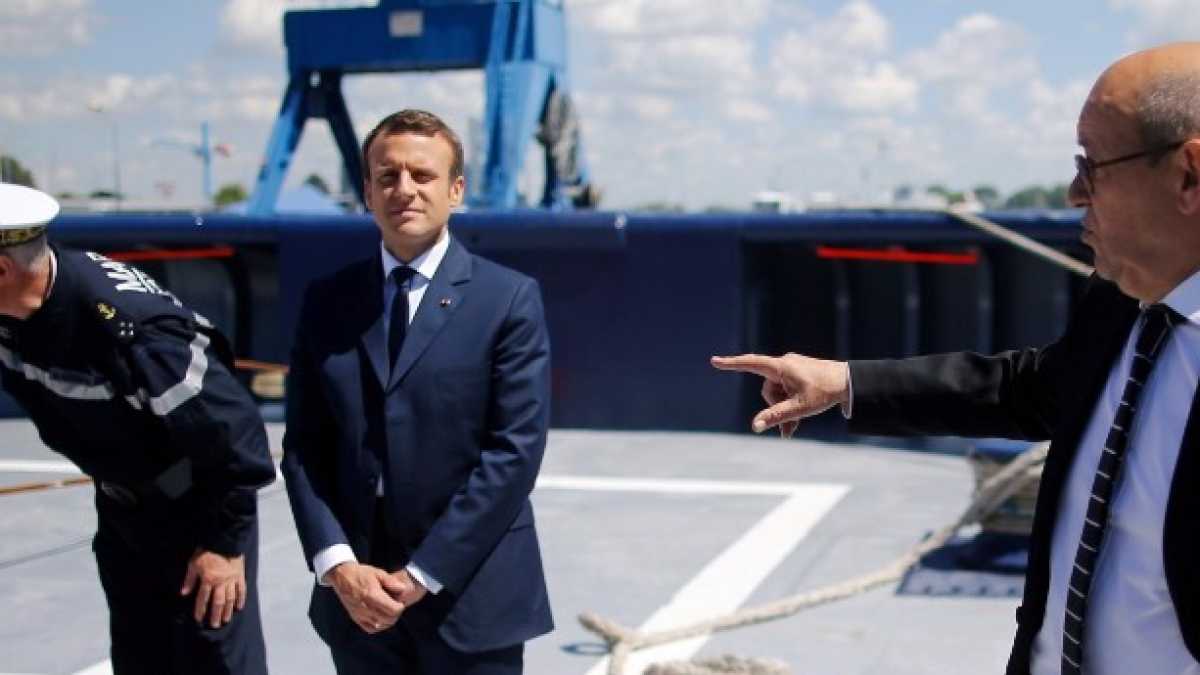 Immagine di Macron contro il terrorismo