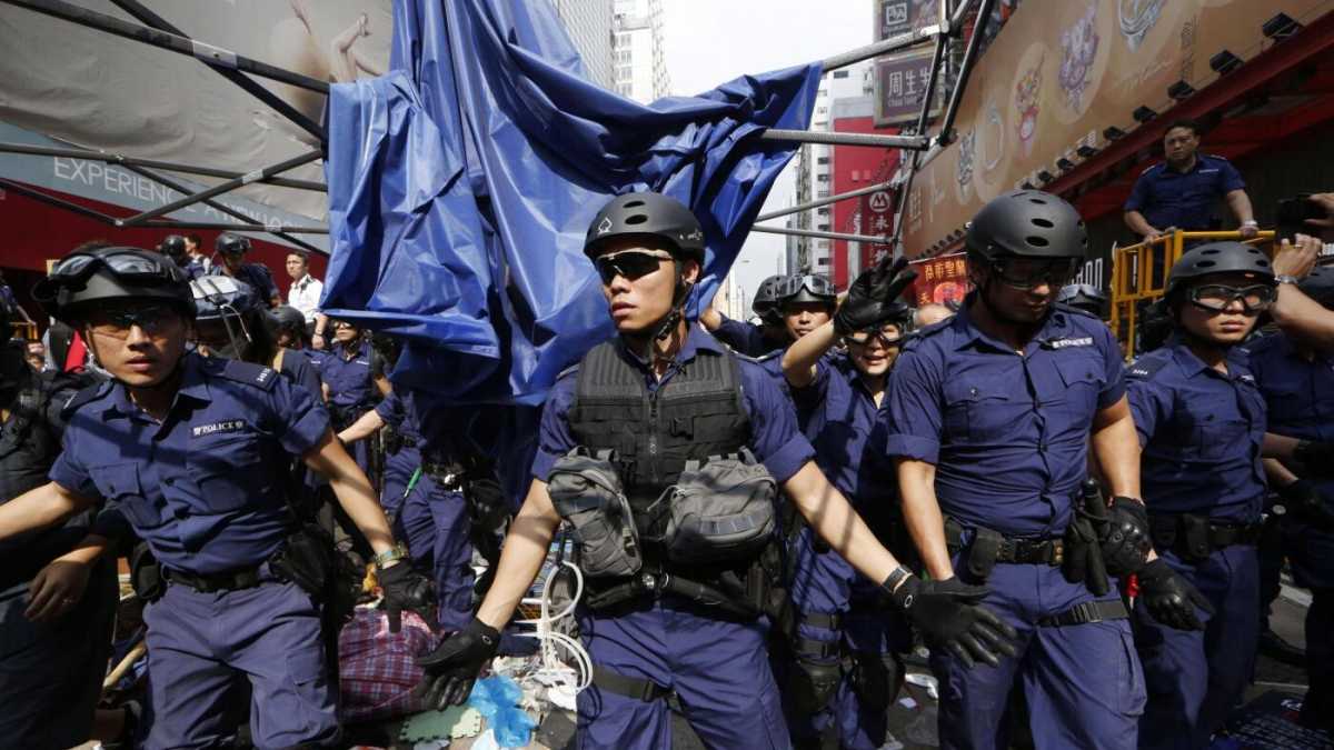 Immagine di Hong Kong, la polizia sgombera gli occupanti. Arrestato il leader degli studenti