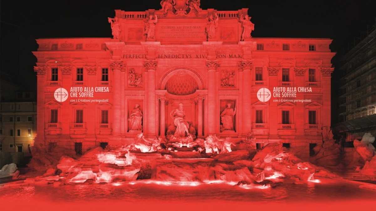 Immagine di La fontana di Trevi rossa come il sangue dei martiri cristiani