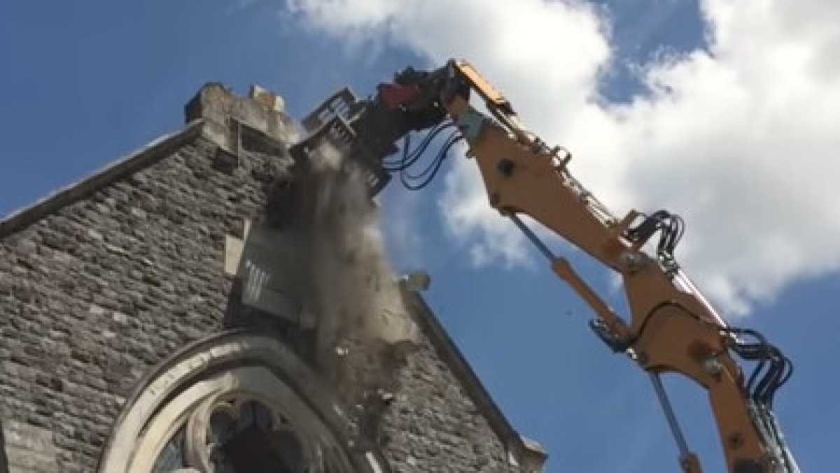 Immagine di Ruspe contro le chiese, ma per l'islam c'è sempre posto. Accade in Francia