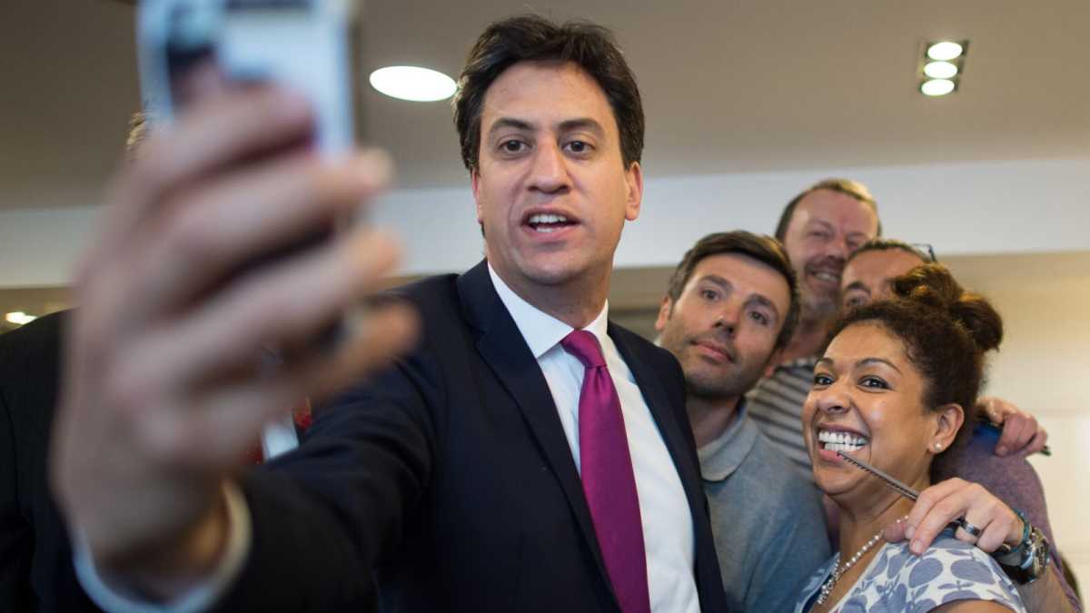 Immagine di Ed Miliband visto da vicino combatte con la sua caricatura