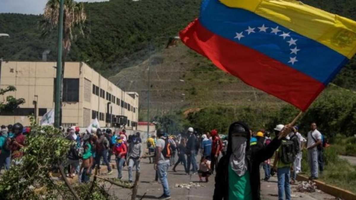 Immagine di Trump potrebbe fermare le importazioni di petrolio dal Venezuela