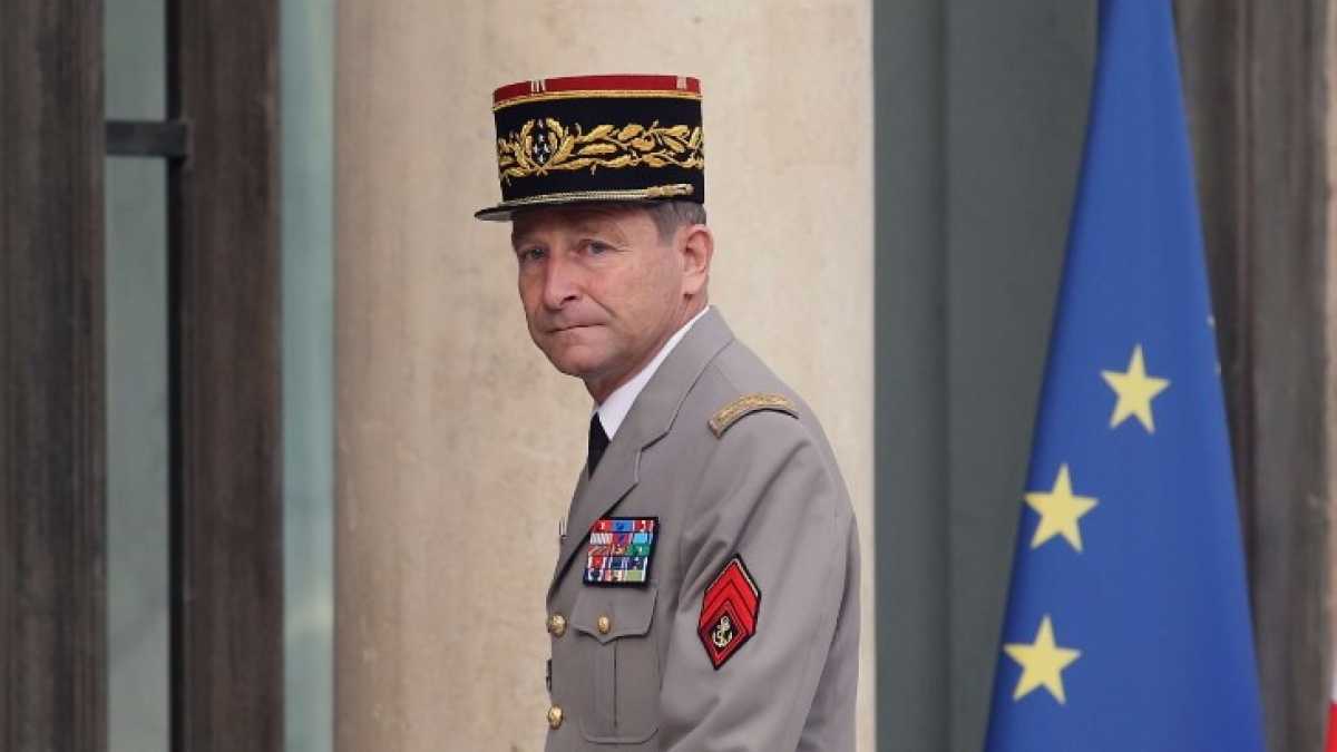 Immagine di Il generale che non piace a Macron contrattacca. Con un libro