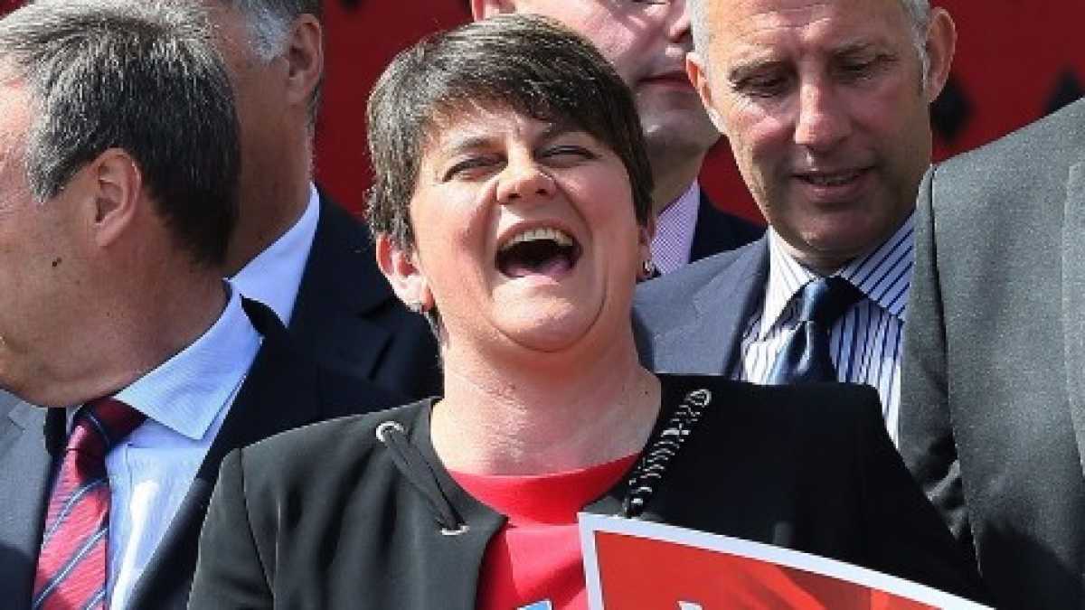Immagine di Un più e un meno spiegano "il bailout nordirlandese" che salva la May