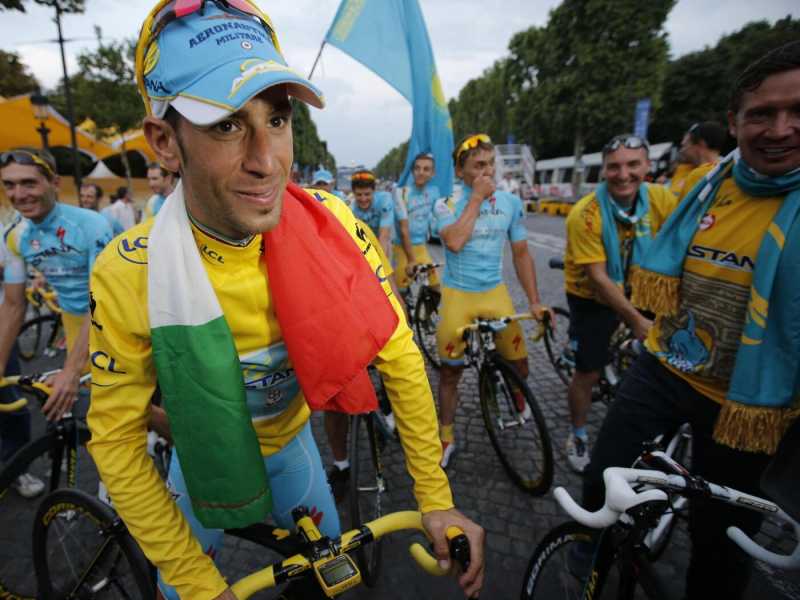 Vincenzo Nibali in maglia gialla a Parigi (foto LaPresse)