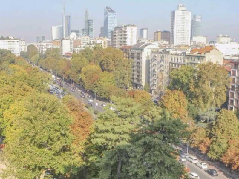 Una panoramica di un cantiere verso i Bastioni di Porta Venezia, a Milano (foto LaPresse)