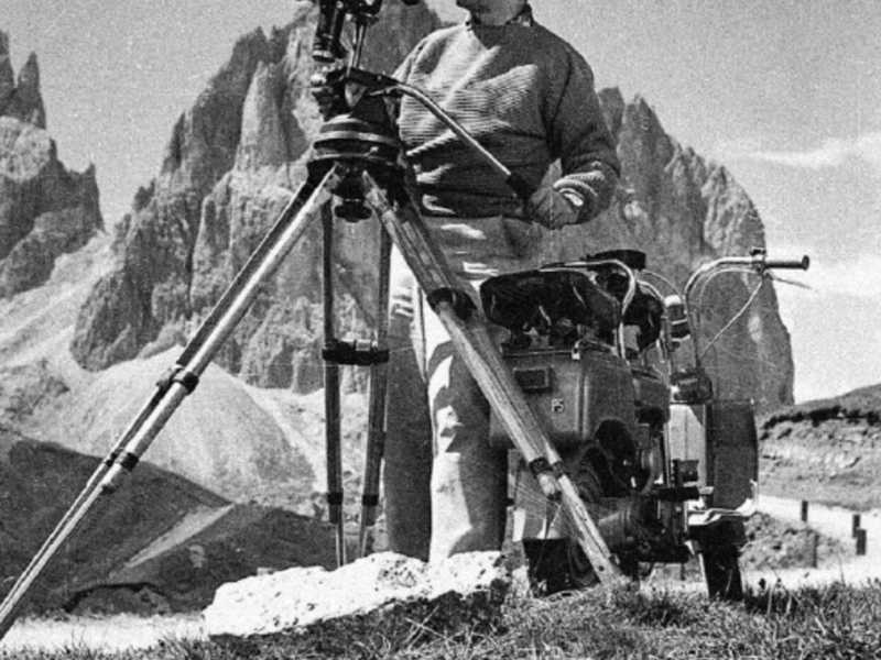 Luis Trenker dietro alla telecamera, sulle Alpi, nel 1950. Il canale pubblico tedesco Ard trasmetter&agrave; nel 2015, a 25 anni dalla morte, un film su di lui