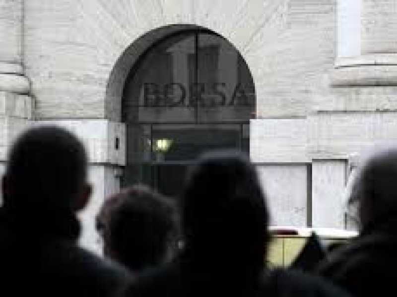 Piazza Affari diligente, ma vuota