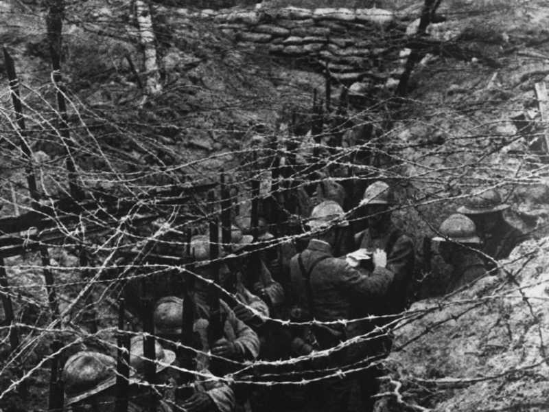 Scavata nella terra, abbastanza profonda per nascondere un uomo e stretta abbastanza da costituire un bersaglio difficile per l&rsquo;artiglieria: una trincea del fronte occidentale nel 1916 