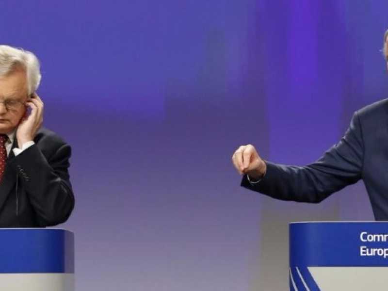 Il segretario britannico per la Brexit, David Davis, con il capo negoziatore dell'Ue, Michel Barnier (foto LaPresse)