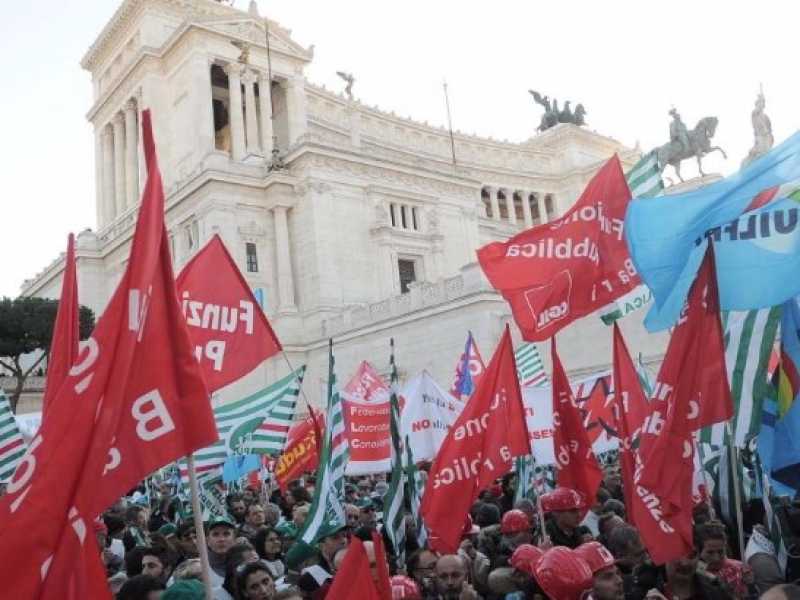 Manifestazione dei sindacati della Funzione Pubblica (foto LaPresse)